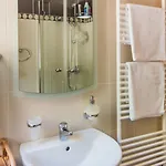 By Guide וילה אופטיה